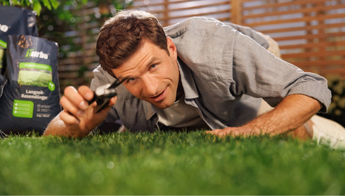 Thomas Müller auf Rasensand 